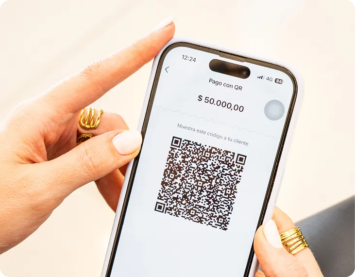 Persona mostrando un código QR de cobro en su celular